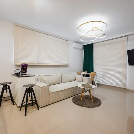 Sakura Deluxe Aparment דירה