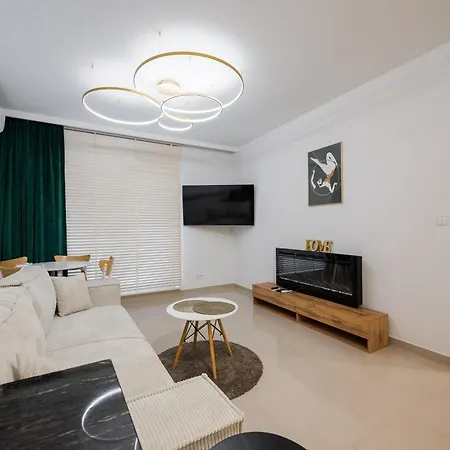 Sakura Deluxe Aparment דירה